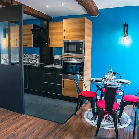 Climatise, Plein Centre, Garage Apartment *