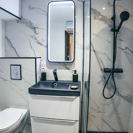 Climatise, Plein Centre, Garage Apartment *