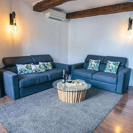 Appartement Climatise, Plein Centre, Garage