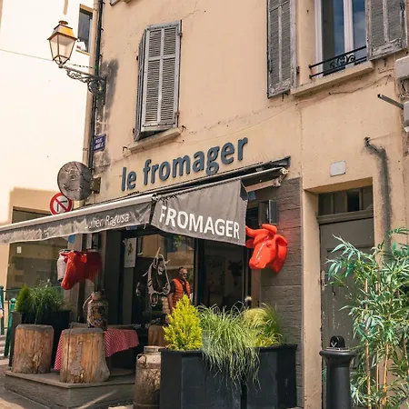 Climatise, Plein Centre, Garage Appartement *